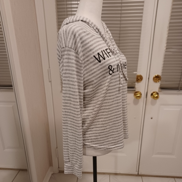 $4 Add-on Gray & White Striped Hoodie - Size Large - Picture 6 of 9